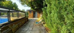 une maison avec un mur végétal avec une piscine dans l'établissement La Tour, à Châtillon-sur-Seine