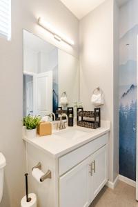 Ένα μπάνιο στο Spacious 4BD Near Denver w BBQ, Game Room & Office +39 φωτογραφίες