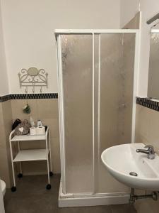 ein Badezimmer mit Dusche und Waschbecken in der Unterkunft Barattularia House in Pisa