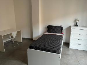 Bett in einem Zimmer mit einem Schreibtisch und einem Bett der Marke sidx sidx sidx. in der Unterkunft Barattularia House in Pisa