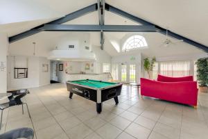 Bàn bi-da tại 8 Mi to Disney Resort-Style Condo with Pool Access