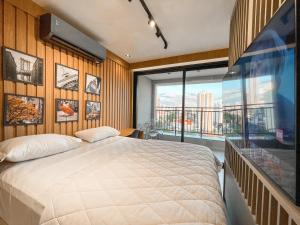 a bedroom with a large bed and a large window at Refúgio Tranquilo em Campo Grande in Campo Grande +27 photos