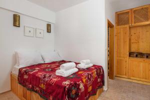 Un dormitorio con una cama con toallas. en Villa Vasoula Lindos, Jasmine and Gardenia Suite, en Lindos