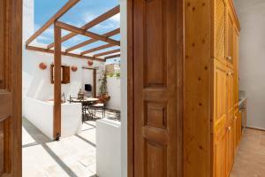 una puerta abierta a un patio con mesa en Villa Vasoula Lindos, Jasmine and Gardenia Suite, en Lindos 4 fotos más