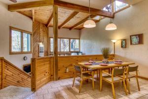 een eetkamer met een tafel en stoelen bij Woods Child Cabin By Beyond Expectation W Hot Tub in Gatlinburg