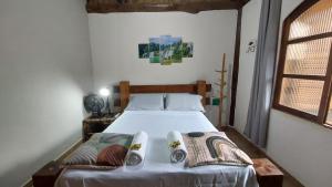 a bedroom with a bed in a room at Pousada Pé na Montanha in Socorro