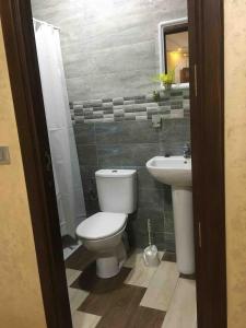 a bathroom with a toilet and a sink at Passo Nador 3 chambres in Nador