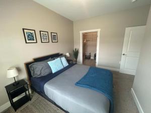 Postel nebo postele na pokoji v ubytování Spacious Wyoming MI Getaway- Minutes to GR
