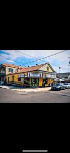 een geel gebouw met auto's ervoor geparkeerd bij Creole Nest in New Orleans