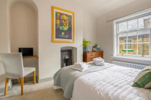 En eller flere senge i et værelse på World Heritage Saltaire Stylish Cottage