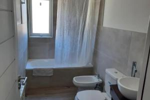 エル・カラファテにあるLuxury Villa en El Calafate, Argentinaの浴槽、トイレ、洗面台を備えたバスルーム