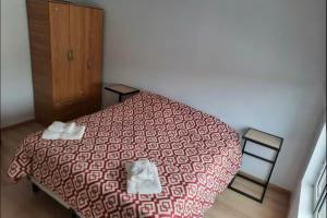 エル・カラファテにあるLuxury Villa en El Calafate, Argentinaのベッドとタオル2枚のある寝室