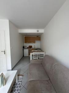 a living room with a couch and a kitchen at Home Up P0 in Pontoise