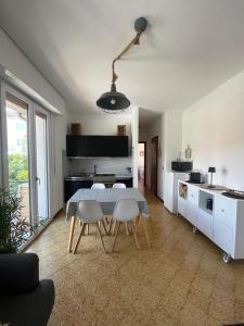 Кухня или мини-кухня в Welcome Traveller Laurence Garden Apartments
