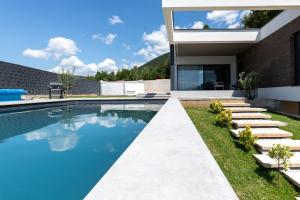 サラエボにあるForest Nestの家の裏庭にあるプール