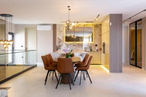 サラエボにあるForest Nestのテーブルと椅子のあるダイニングルームとキッチン