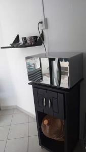 a glass fish tank on a stand in a room at Maravilla en el Centro Histórico de GDL in Guadalajara