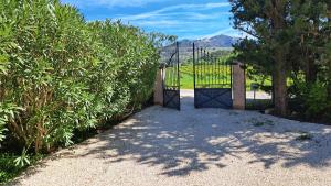an open gate with a mountain in the background at Maison Aksel in Beaumes-de-Venise