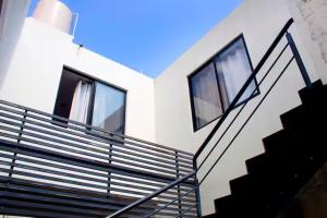a building with stairs and windows on it at Maravilla en el Centro Histórico de GDL in Guadalajara