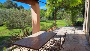 a table and chairs sitting on a patio at Maison Aksel in Beaumes-de-Venise