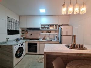 a kitchen with a refrigerator and a stove top oven at Apto na COP 30 in Belém