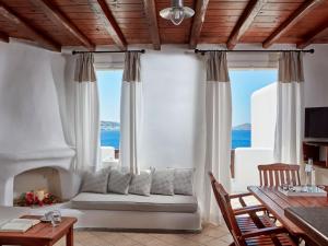 Televízia a/alebo spoločenská miestnosť v ubytovaní Mykonos Princess Hotel