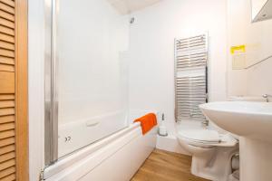 Un baño blanco con inodoro y lavabo. en 1 Sunnycove, en Tenby 25 fotos más