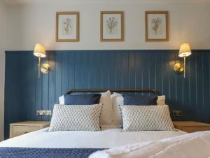 Postel nebo postele na pokoji v ubytování Hollywood cottage