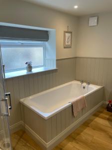 Koupelna v ubytování Hollywood cottage + 29 fotografií