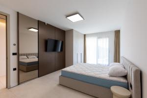 サラエボにあるForest Nestのベッドと壁掛けテレビのある寝室 +70枚の写真