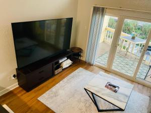 TV a/nebo společenská místnost v ubytování Coastal luxe