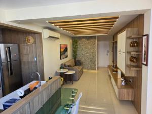 sala de estar con bañera y sofá en Apartamento Barra da Tijuca Frente Mar, en Río de Janeiro