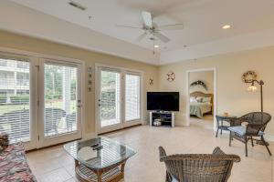 un salon avec un canapé et une télévision dans l'établissement 4 Mi to Sunset Beach Resort-Style Family Condo, à Sunset Beach
