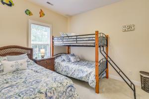 une chambre avec deux lits superposés et une fenêtre dans l'établissement 4 Mi to Sunset Beach Resort-Style Family Condo, à Sunset Beach 20 autres photos