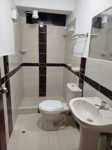 Ένα μπάνιο στο Departamento familiar cómodo y acogedor