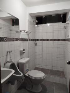 Ένα μπάνιο στο Departamento familiar cómodo y acogedor