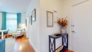 ブルックラインにあるRenovated 1bed, Steps To Mbta, Shops & Restaurantsの廊下 +4枚の写真