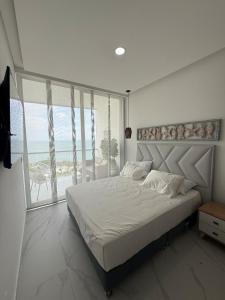 ein Schlafzimmer mit einem Bett mit Blick auf das Meer in der Unterkunft Apto de Ensueño Frente al Mar in Playa Bello Horizonte + 26 Fotos
