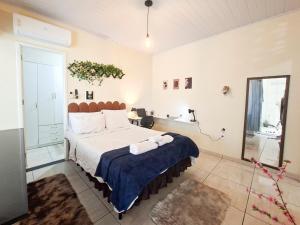 贝洛奥里藏特Kitnet Sol - Mobiliada的卧室里有一张大床，上面铺着蓝色毯子