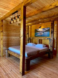 2 camas en una cabaña de madera con paredes de madera en theNest,  20 fotos más