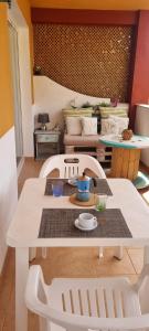 a table and chairs in a room with a table at La mariposa in Parque Holandes