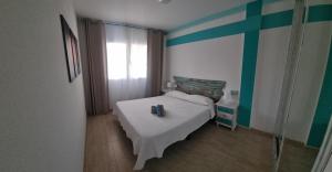 a bedroom with a white bed and a window at La mariposa in Parque Holandes +25 photos