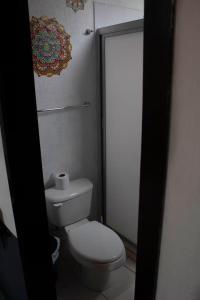 グアダラハラにあるEspacio Privado y Tranquilo en el Centro de GDLのバスルーム(トイレットペーパー付)