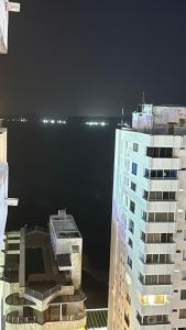 uitzicht op de oceaan en de gebouwen 's nachts bij estudio de lujo 1709 in Cartagena +9 foto's