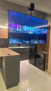 een kamer met een tv en een wasmachine bij estudio de lujo 1709 in Cartagena