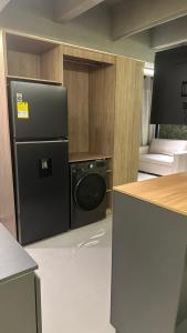 een keuken met een zwarte koelkast en een vaatwasser bij estudio de lujo 1709 in Cartagena