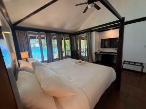 Imagen de la galería de Media Luna Resort & Beach Club, en First Bight