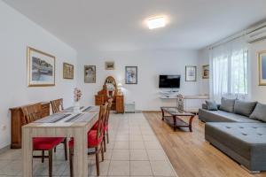 TV a/nebo společenská místnost v ubytování Beachfront apartment Drazen with patio & parking + 47 fotografií