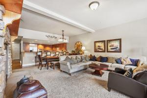 ein Wohnzimmer mit Sofa und Tisch in der Unterkunft Spacious Elegance-Kirkwood-Timber Ridge 3 Bedroom residence in Kirkwood