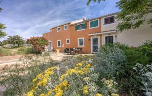 una casa con un jardín delante de ella en Stunning Apartment In Veli Losinj With Wifi, en Veli Lošinj